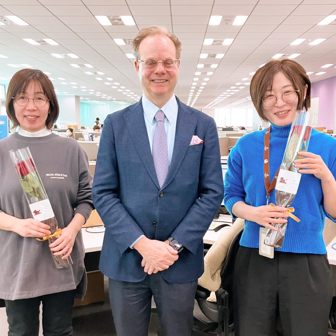 一輪のバラを大切な人に贈るバレンタインデー