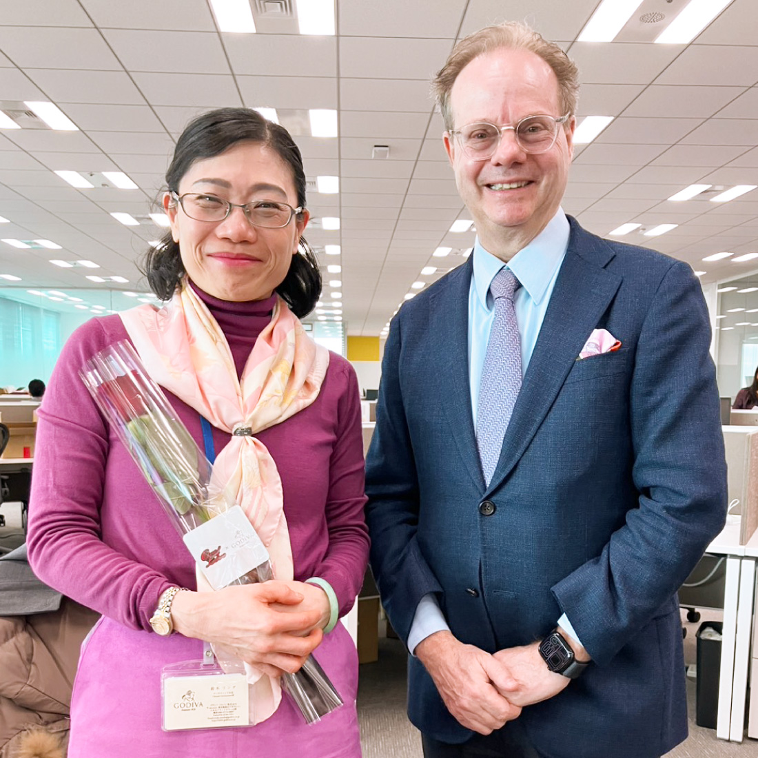 一輪のバラを大切な人に贈るバレンタインデー