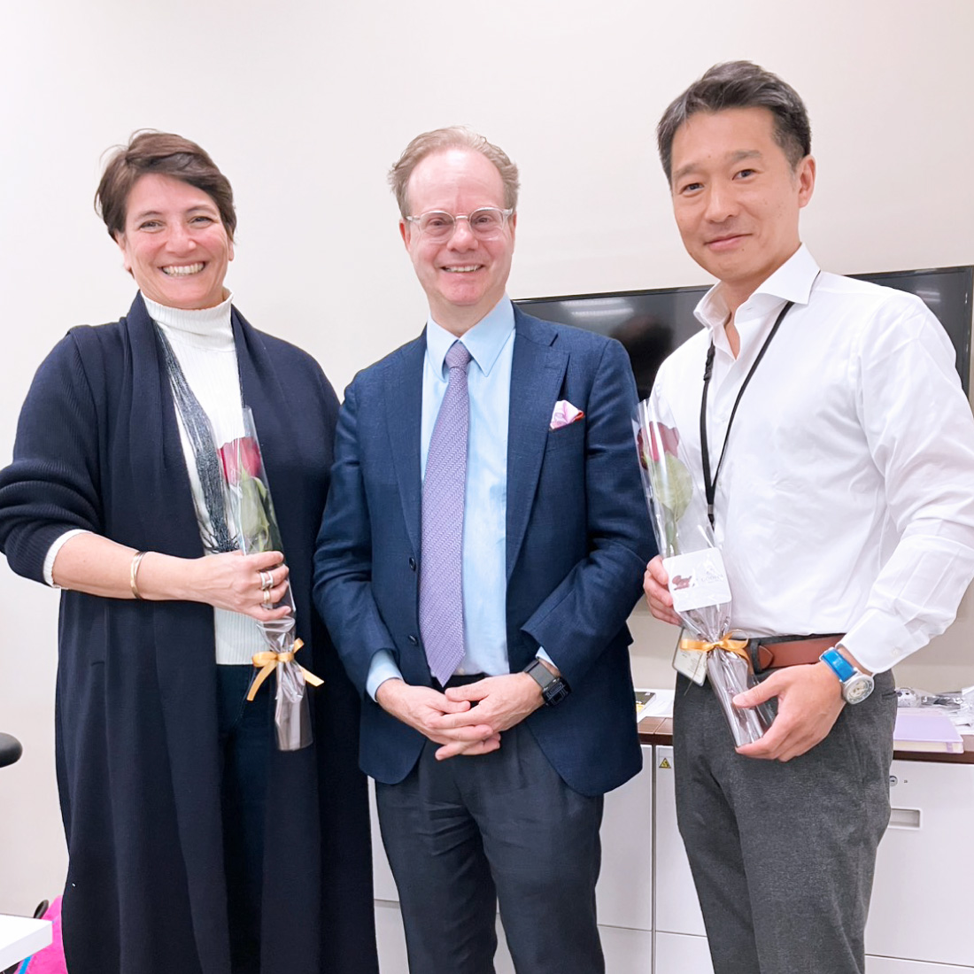 一輪のバラを大切な人に贈るバレンタインデー