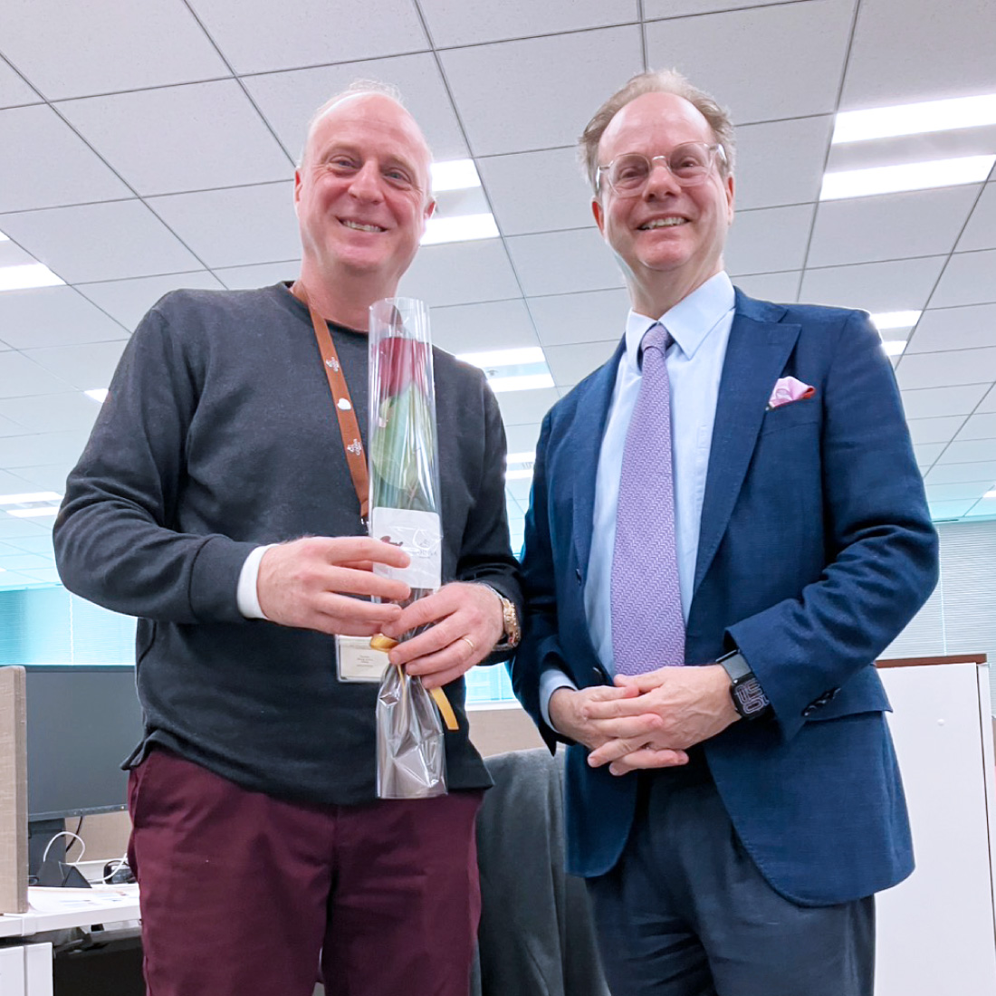 一輪のバラを大切な人に贈るバレンタインデー